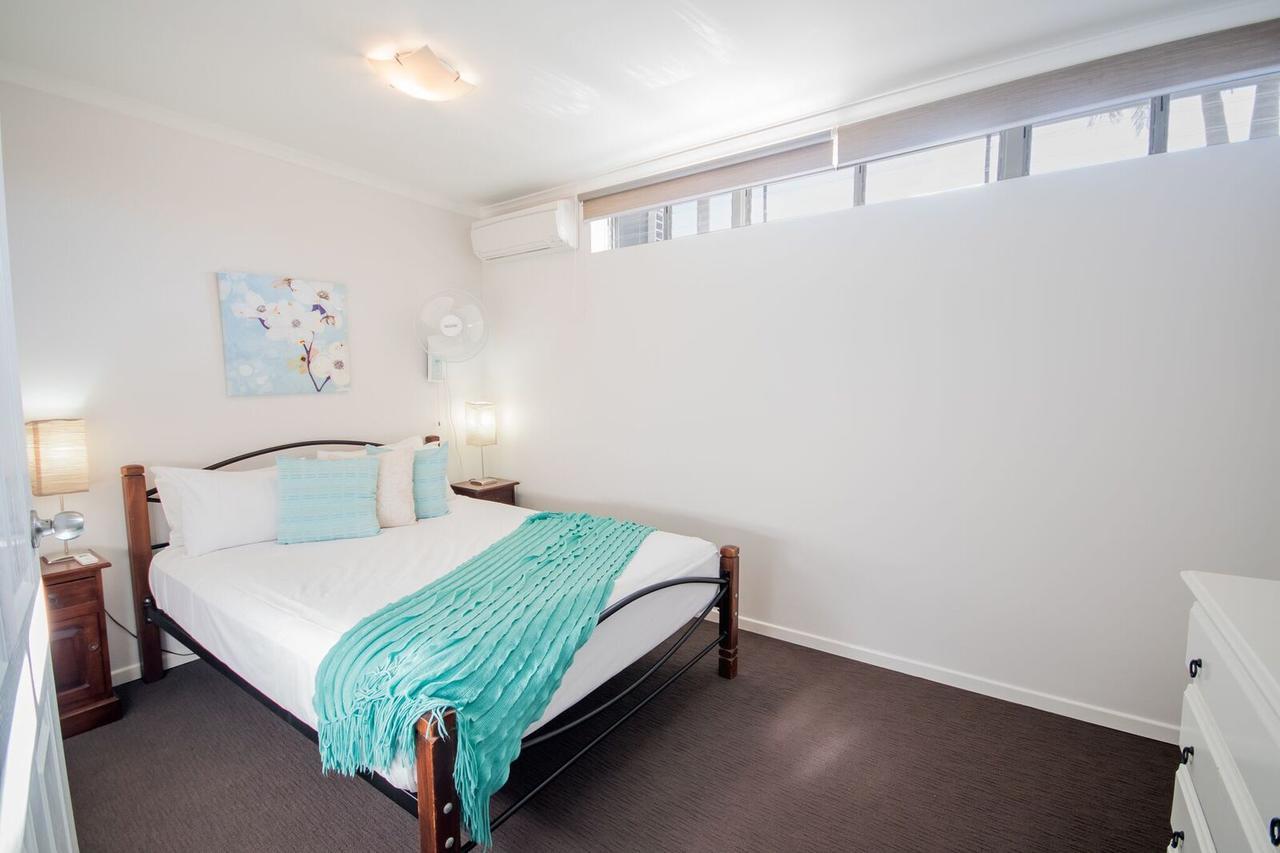 Airlie Apartments Еърли Бийч Екстериор снимка